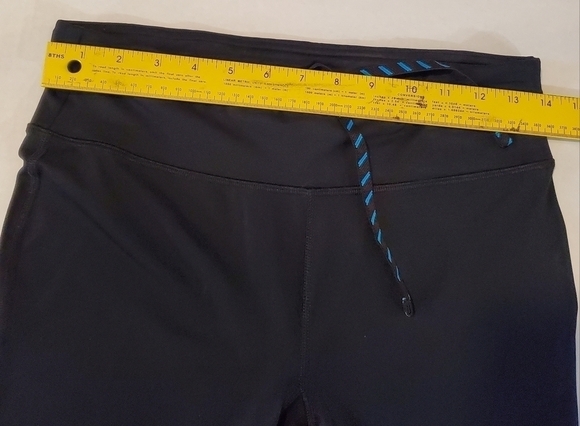 Under Armour black and teal heat gear capri compression leggings. Size M. H7 - Picture 6 of 10